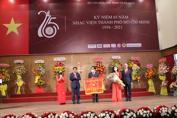 Nhạc viện TP.HCM đón nhận Cờ thi đua Chính phủ - Anh 1