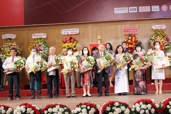 Nhạc viện TP.HCM đón nhận Cờ thi đua Chính phủ - Anh 3