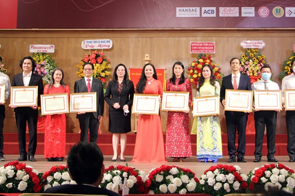 Nhạc viện TP.HCM đón nhận Cờ thi đua Chính phủ - Anh 4