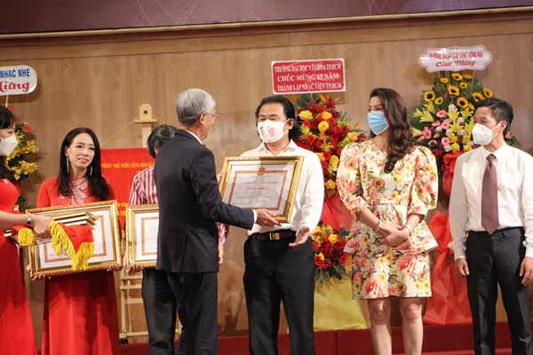 Nhạc viện TP.HCM đón nhận Cờ thi đua Chính phủ - Anh 5