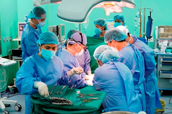 Ca ghép gan thành công từ bố ruột cho bé gái 2 tuổi - Anh 1