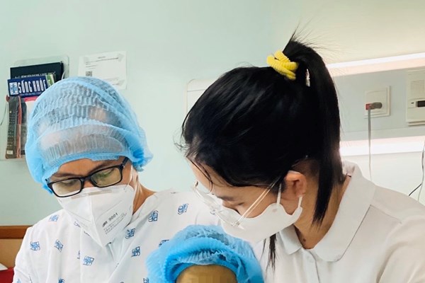 Ca ghép gan thành công từ bố ruột cho bé gái 2 tuổi - Anh 4