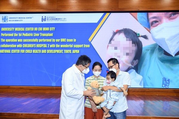 Ca ghép gan thành công từ bố ruột cho bé gái 2 tuổi - Anh 5