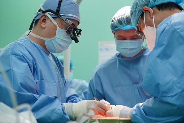 Ca ghép gan thành công từ bố ruột cho bé gái 2 tuổi - Anh 2