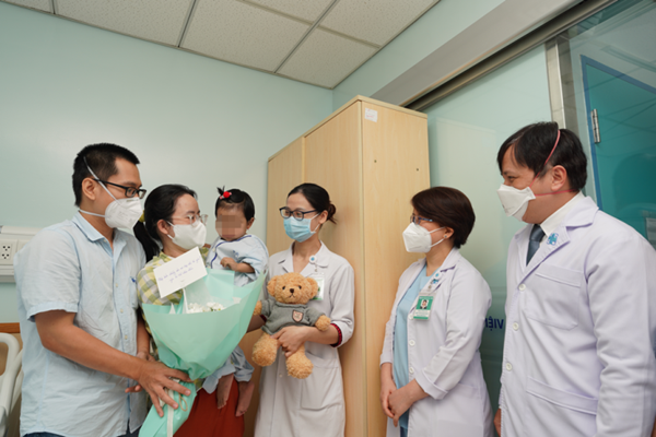 Ca ghép gan thành công từ bố ruột cho bé gái 2 tuổi - Anh 3