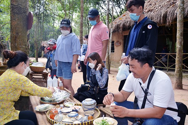 Nỗ lực phục hồi du lịch ngay trên “sân nhà” - Anh 4