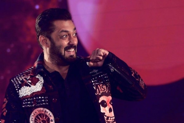 Tài tử Bollywood sống sót sau khi bị rắn cắn - Anh 1