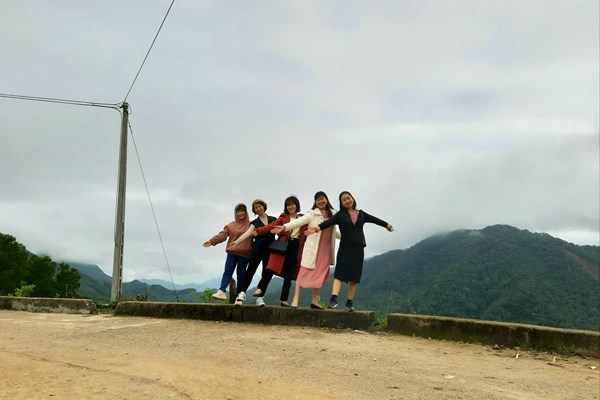 Thời tiết chuyển mùa, khách du lịch săn mây và chụp ảnh lưu niệm tại “cổng trời” An Toàn - Anh 1