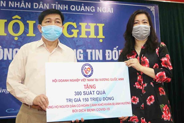 Trao tặng quà của kiều bào Anh cho ngư dân Quảng Ngãi - Anh 1