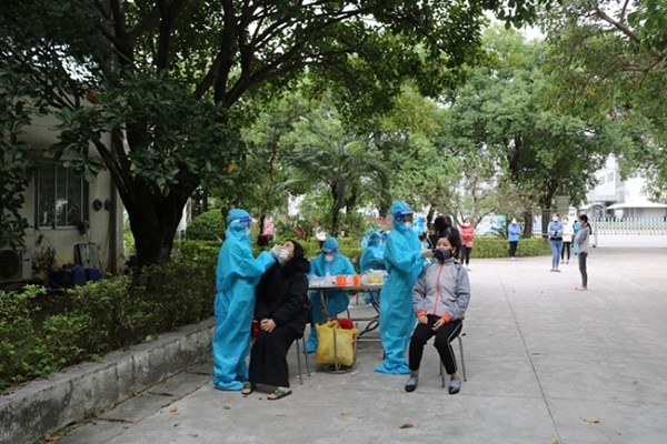 Hà Nội khuyến cáo người dân dương tính với SARS-CoV-2 cần liên hệ ngay với y tế địa phương - Anh 1