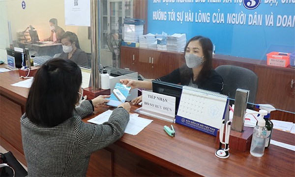 Sẽ nghiêm cấm dưới mọi hình thức việc mua bán sổ BHXH? - Anh 1
