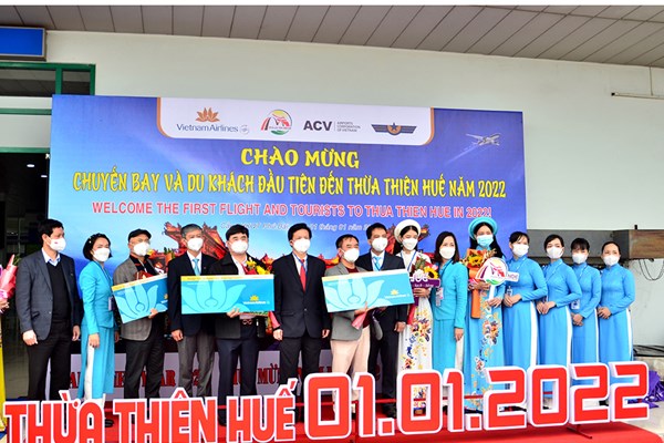 Đón chuyến bay và những du khách đầu tiên đến Huế năm 2022 - Anh 1