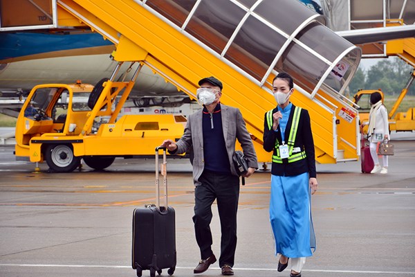 Đón chuyến bay và những du khách đầu tiên đến Huế năm 2022 - Anh 2
