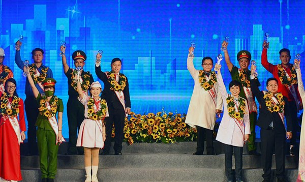 Tuyên dương 14 “Công dân trẻ tiêu biểu TP.HCM” năm 2021 - Anh 1