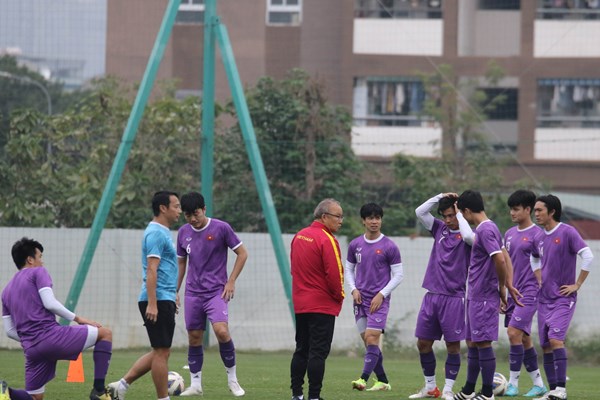 Các cầu thủ Việt Nam hứng khởi trong buổi tập của ngày đầu năm mới 2022 - Anh 1