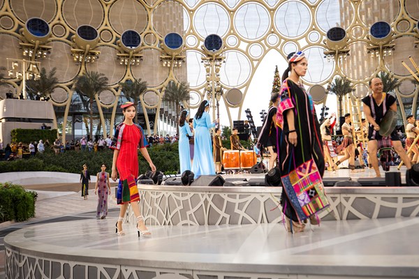 Mãn nhãn với màn trình diễn thời trang Việt tại EXPO Dubai - Anh 7