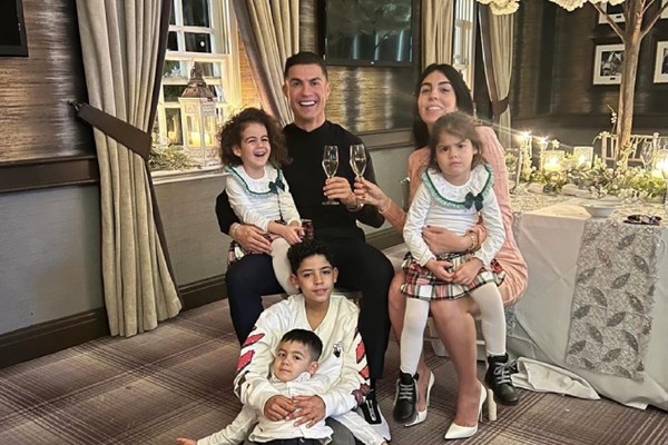 Ronaldo viết tâm thư gửi Fan, bày tỏ chưa hài lòng về năm 2021 - Anh 1