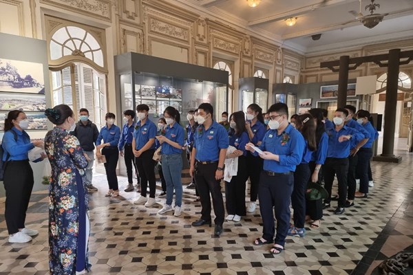 “Người thường không ai mặc áo dài đi ngoài đường” ​​​​​​​:Chỉ là khúc mắc trong giao tiếp, đừng đẩy sự việc đi quá xa - Anh 1