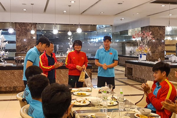 Các tuyển thủ Việt Nam tạm biệt “thần y” Choi Ju-young - Anh 1