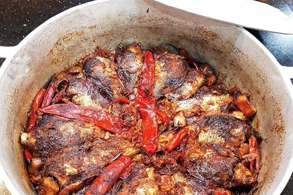 Cá diếc kho chuối xanh - Anh 1