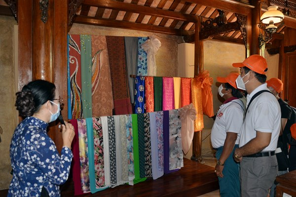 Chào hàng nhiều tour độc lạ - Anh 2