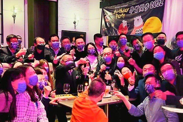Lãnh đạo Hồng Kông ra lệnh điều tra 13 quan chức tham gia buổi tiệc có người nhiễm Covid-19 - Anh 1