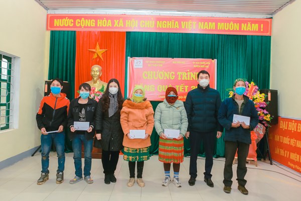 Báo Văn hóa và Quỹ Thiện Tâm tổ chức chương trình trao quà Tết tại Hà Giang: Ấn tượng với những nụ cười... - Anh 8