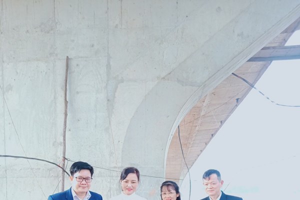 Đào bờ kè phát hiện chuông đồng cổ - Anh 1