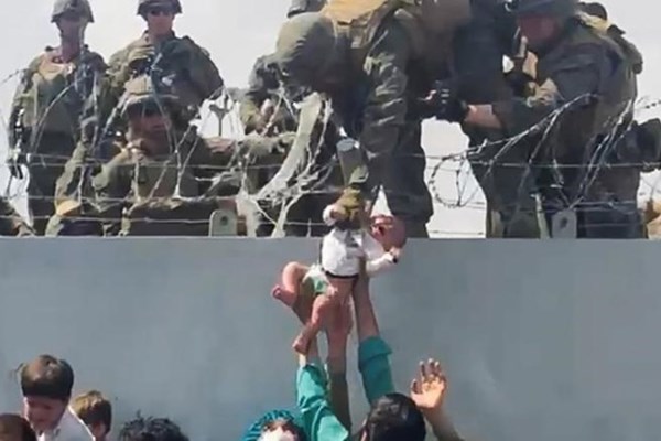 Em bé 2 tháng tuổi lạc khi sơ tán ở Kabul đoàn tụ cùng gia đình - Anh 2