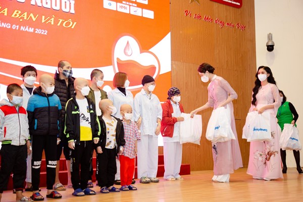 Hoa hậu Ngọc Hân hiến máu tình nguyện tại buổi họp báo Ngày Chủ nhật đỏ 2022 - Anh 4