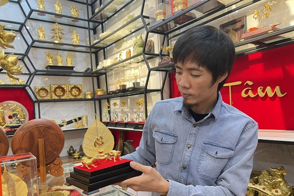 Nghệ nhân thổi hồn vào những biểu tượng văn hóa truyền thống - Anh 1