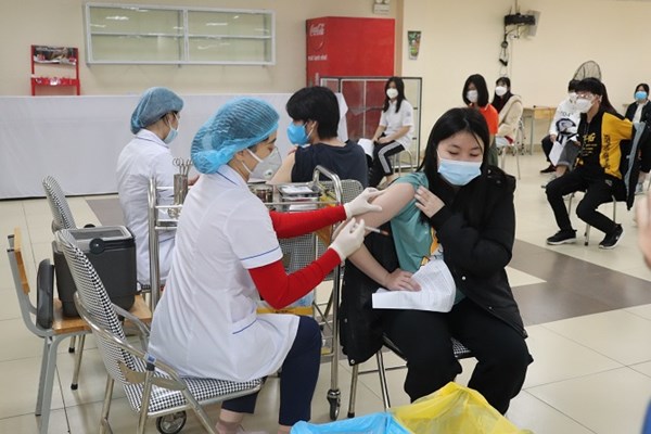 Sẵn sàng ứng phó với kịch bản biến chủng mới Omicron làm gia tăng trường hợp phải nhập viện - Anh 1