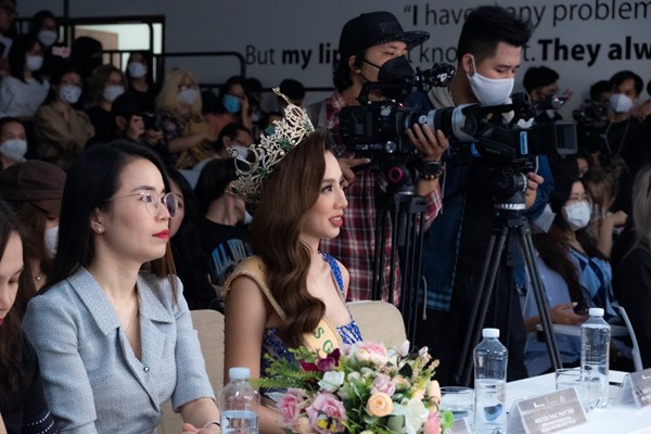 Hoa hậu Thùy Tiên rạng rỡ trong vòng tay bạn bè - Anh 5