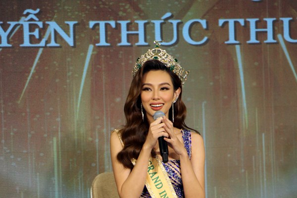 Hoa hậu Thùy Tiên rạng rỡ trong vòng tay bạn bè - Anh 3