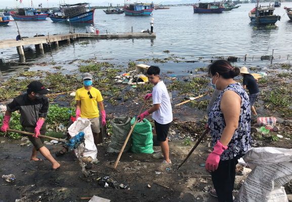 Cùng nhau vớt rác khi dã ngoại - Anh 2