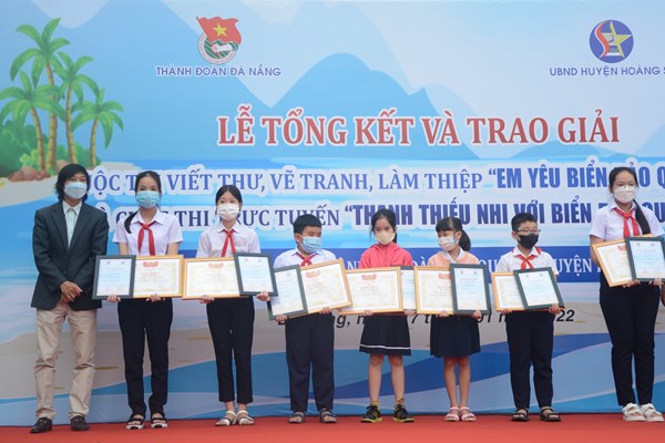 Giáo dục lòng yêu nước cho học sinh qua cuộc thi vẽ tranh về biển đảo quê hương - Anh 1