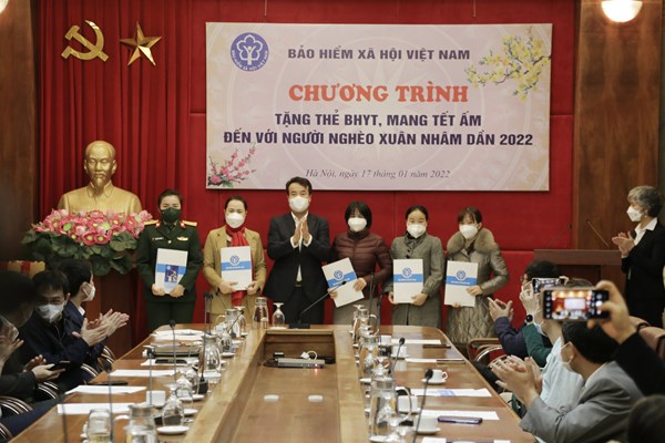 Tặng sổ BHXH, thẻ BHYT cho người nghèo nhân dịp Tết Nhâm Dần 2022 - Anh 1