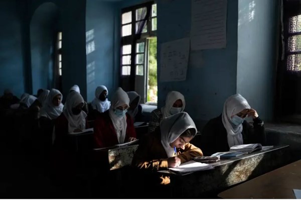 Taliban nêu thời điểm nữ sinh được trở lại trường học - Anh 1