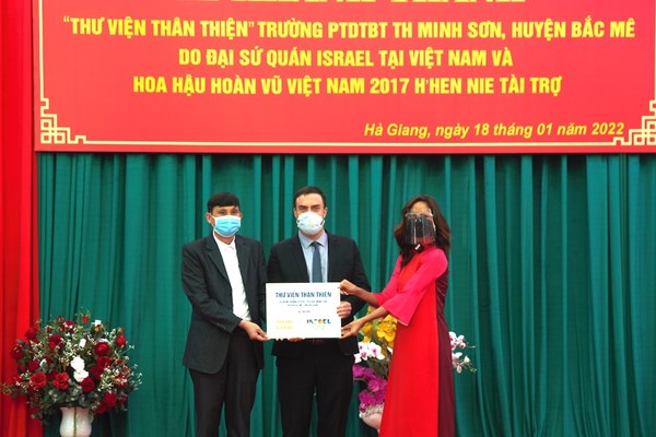 Đại sứ quán Israel và hoa hậu H'Hen Niê Israel trao tặng Thư viện thân thiện tại Hà Giang - Anh 2