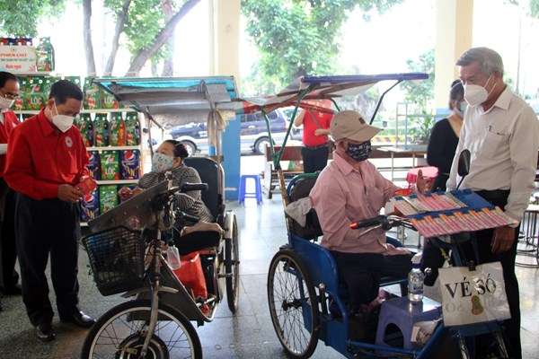 Trao quà Tết cho đồng bào dân tộc thiểu số, người dân bị ảnh hưởng Covid-19 - Anh 1