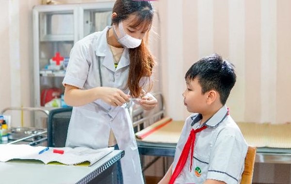 Củng cố, nâng cao năng lực hệ thống y tế trường học - Anh 1