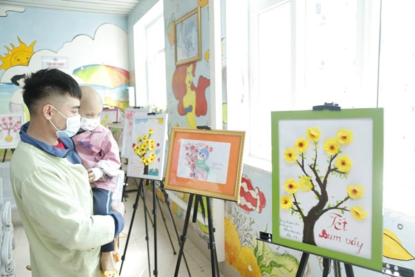 Rực rỡ sắc màu triển lãm tranh Tết tại khoa Nội Nhi, Bệnh viện K - Anh 1