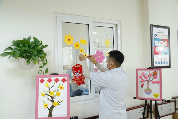 Rực rỡ sắc màu triển lãm tranh Tết tại khoa Nội Nhi, Bệnh viện K - Anh 3