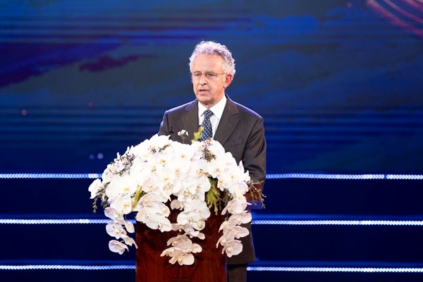 VinFuture công bố chủ nhân các giải thưởng phụng sự nhân loại năm 2021 - Anh 2