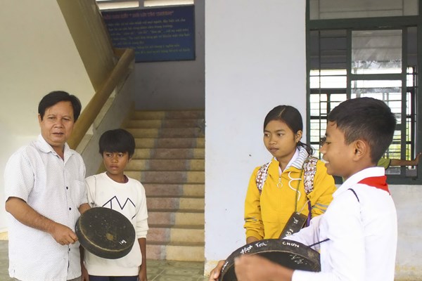 Người “giữ lửa” nhạc cụ Mã La - Anh 1