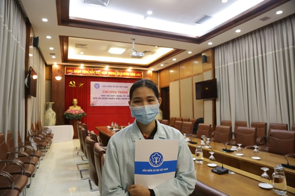 Mang Tết ấm đến với người nghèo bằng sổ BHXH, thẻ BHYT - Anh 1