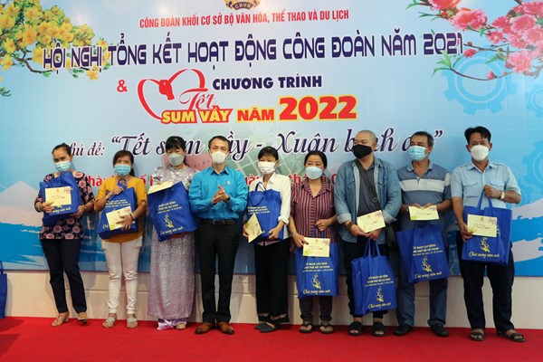 Công đoàn khối cơ sở Bộ VHTTDL trao quà Tết cho CNVC-LĐ hoàn cảnh khó khăn - Anh 1
