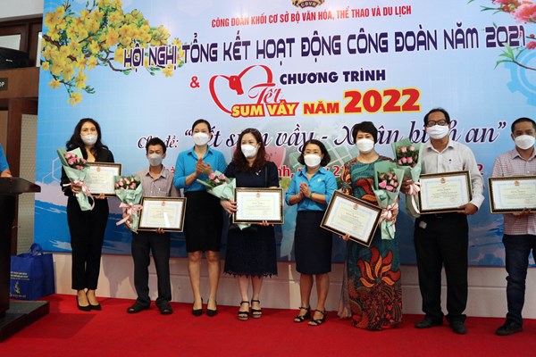 Công đoàn khối cơ sở Bộ VHTTDL trao quà Tết cho CNVC-LĐ hoàn cảnh khó khăn - Anh 2