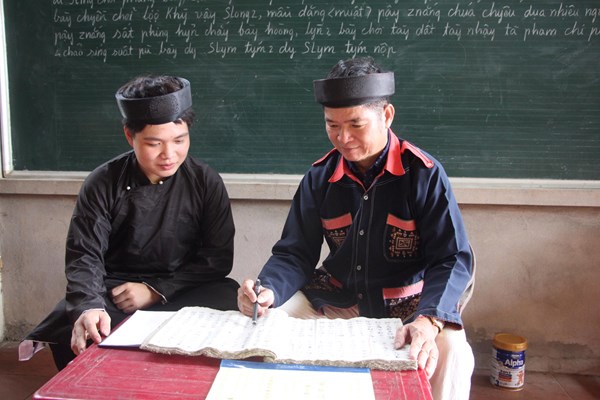 Người “nặng lòng” với ngôn ngữ Nôm Dao - Anh 1