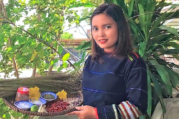 Chuyện lạ về muối làm từ... cỏ thơm - Anh 1